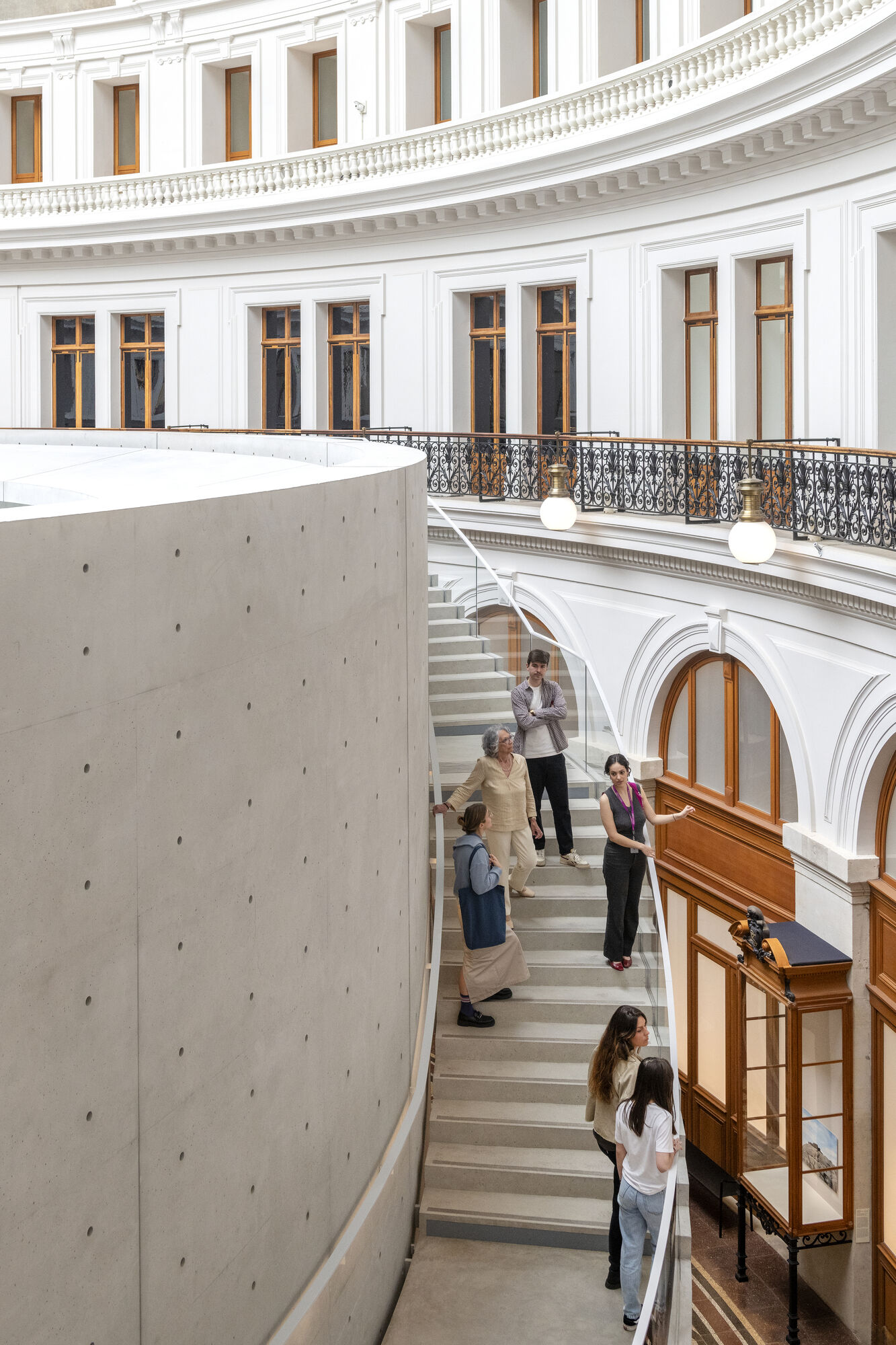 Groupe de visiteurs dans Le monde comme il va , Bourse de Commerce - Pinault Collection, Paris, 2024.