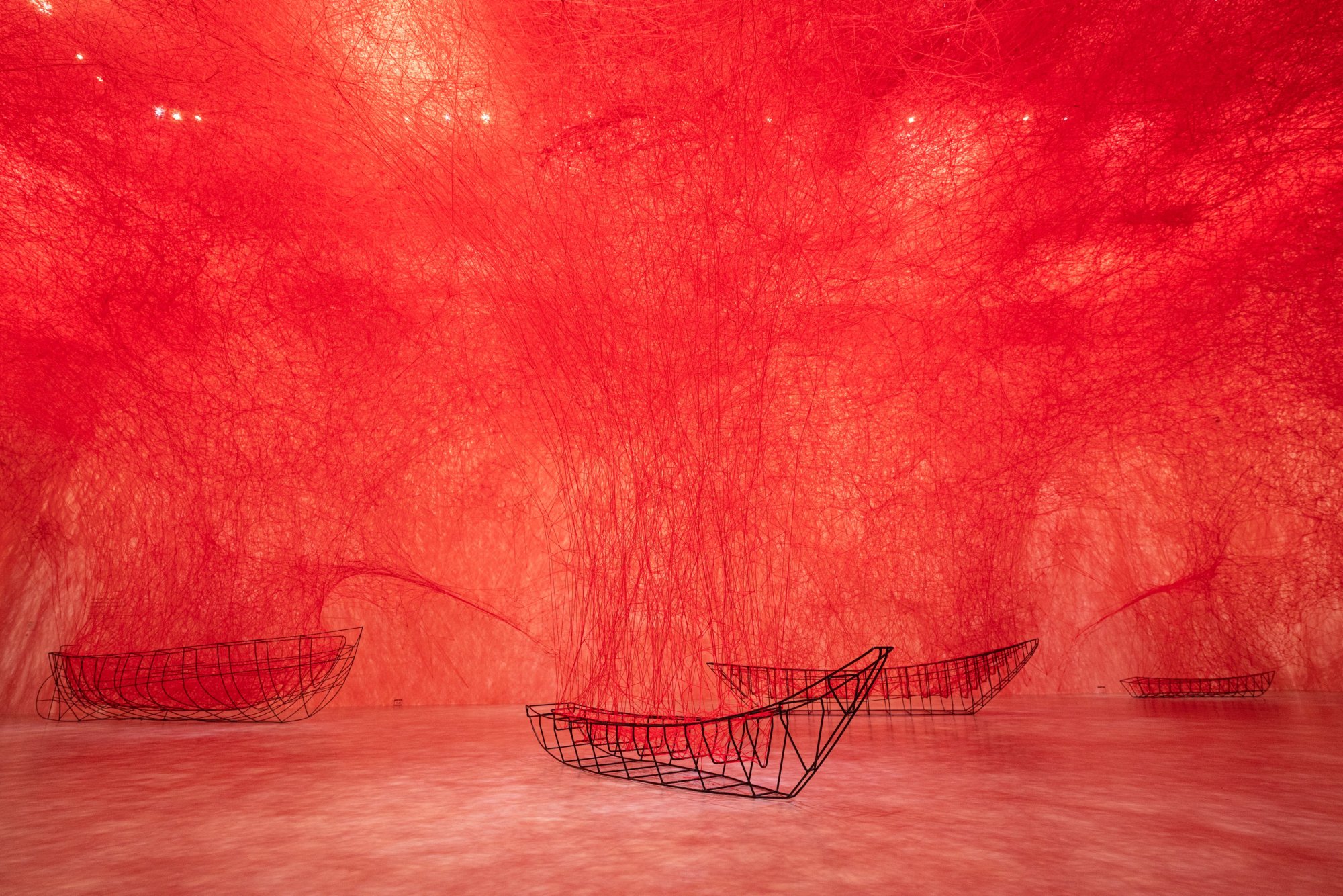 Vue de l’exposition « Chiharu Shiota. The Soul Trembles », Grand Palais, au à Paris en 2024. Scénographie Atelier Jodar © GrandPalaisRmn 2024 / Photo Didier Plowy © Adagp, Paris 2024