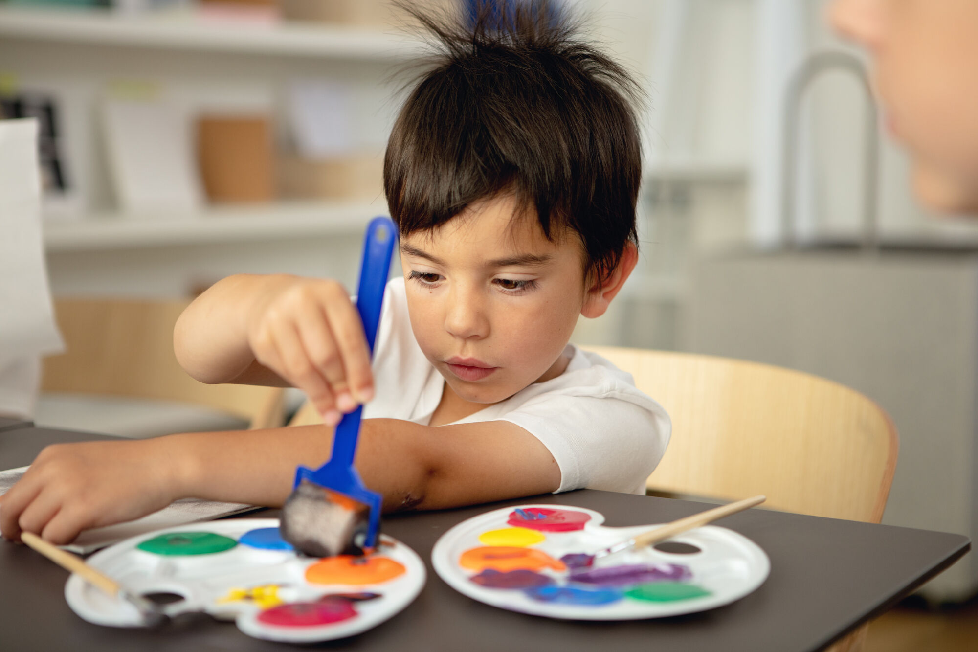 Enfant en atelier expo 