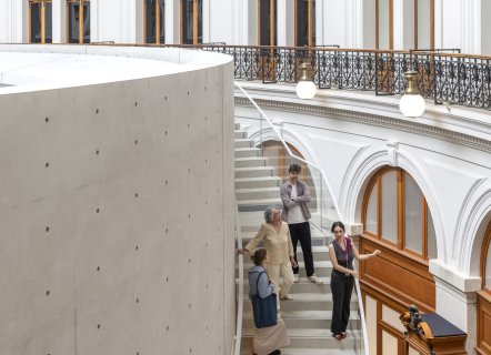 Groupe de visiteurs dans Le monde comme il va , Bourse de Commerce - Pinault Collection, Paris, 2024.