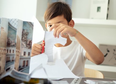 Enfant pendant un atelier architecture 