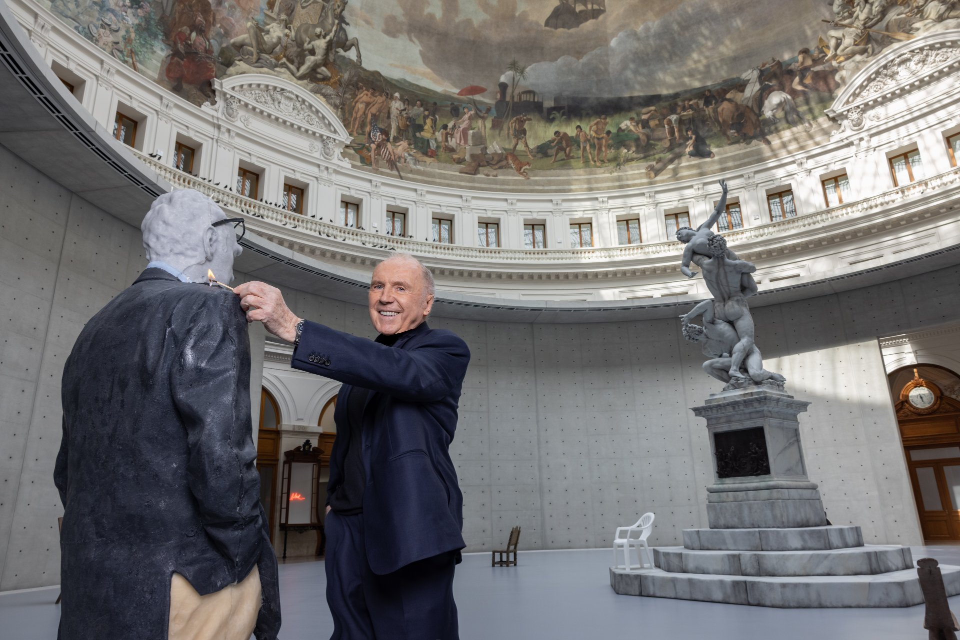 François Pinault allume l'œuvre d'Urs Fischer